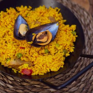 Paella con carne de pollo, cerdo y marisco.