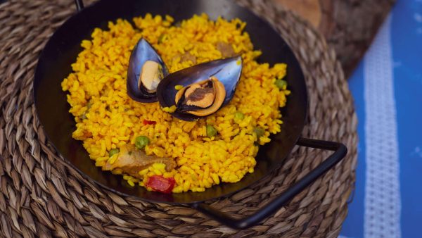 Paella con carne de pollo, cerdo y marisco.
