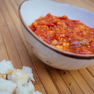 Bacalao desmigado en salsa de tomate.
