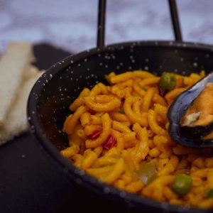 Fideuá con marisco.