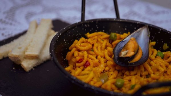 Fideuá con marisco.