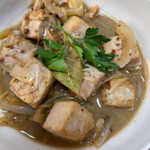 Tacos de lomo de atún con cebolla.