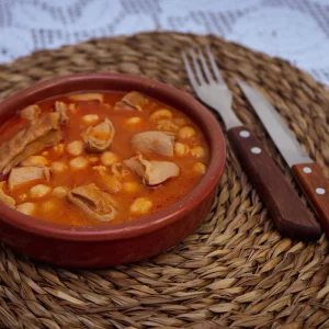 Callos de cerdo guisados con garbanzos.