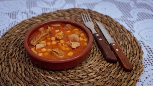 Callos de cerdo guisados con garbanzos.