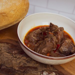 Carrillada de cerdo en salsa de vino tinto.