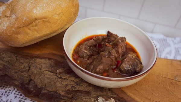 Carrillada de cerdo en salsa de vino tinto.