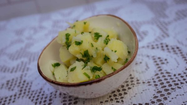 Aliño de patatas con cebolla y perejil