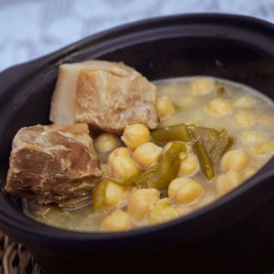 Cocido de garbanzos con carne y tocino