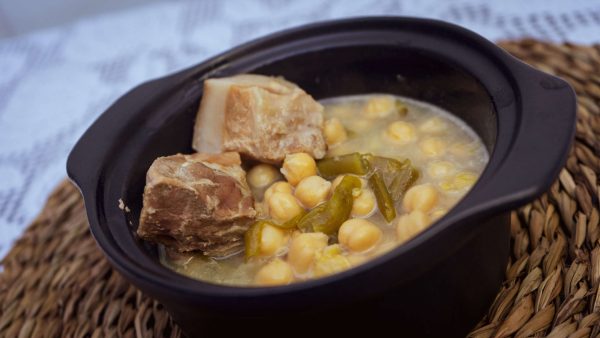 Cocido de garbanzos con carne y tocino