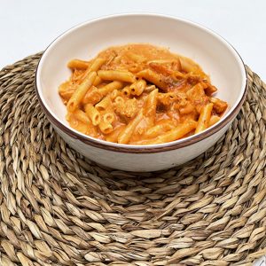 Macarrones con tomate y carne deshilachada