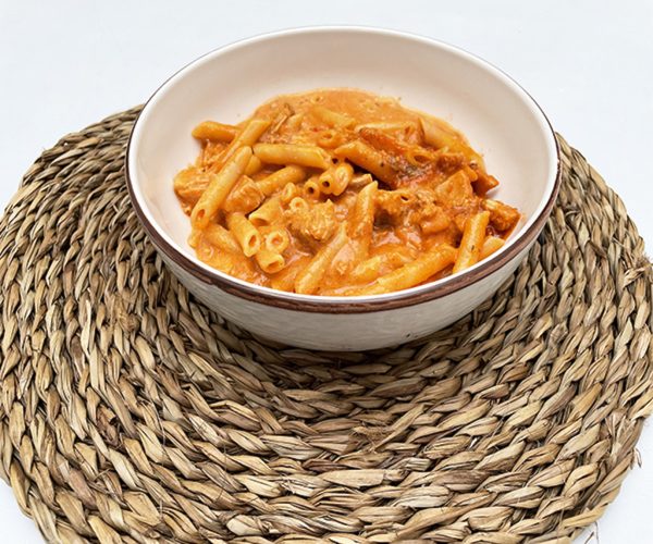 Macarrones con tomate y carne deshilachada