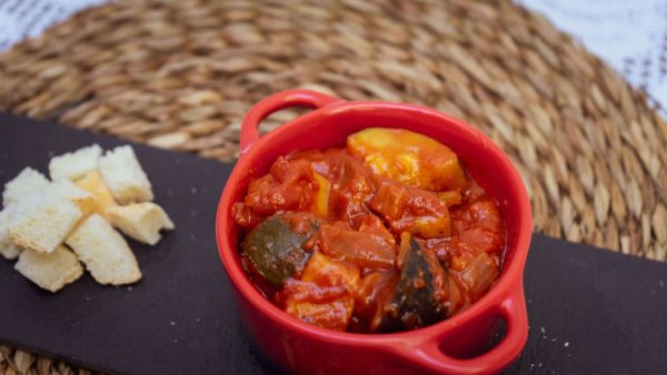 Pisto de verduras con tomate y patata.