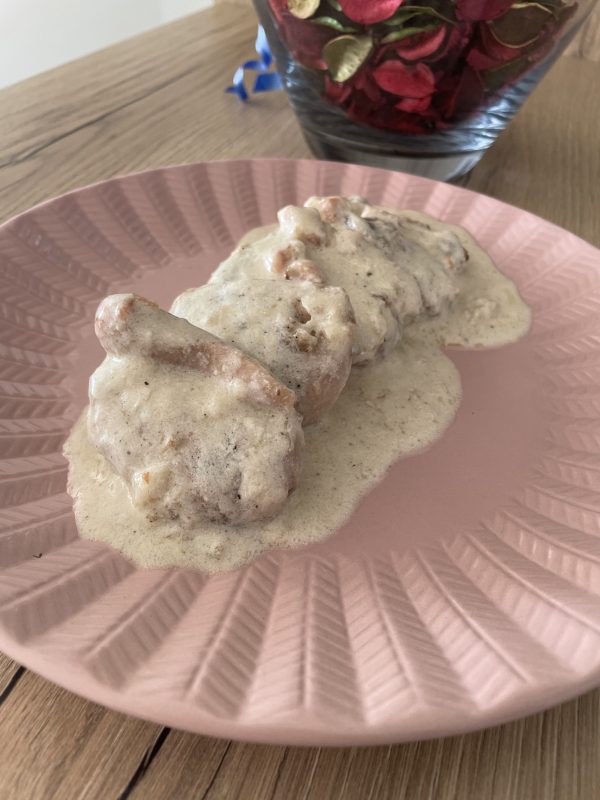 Churrasco de pollo en salsa de champiñones y bacon